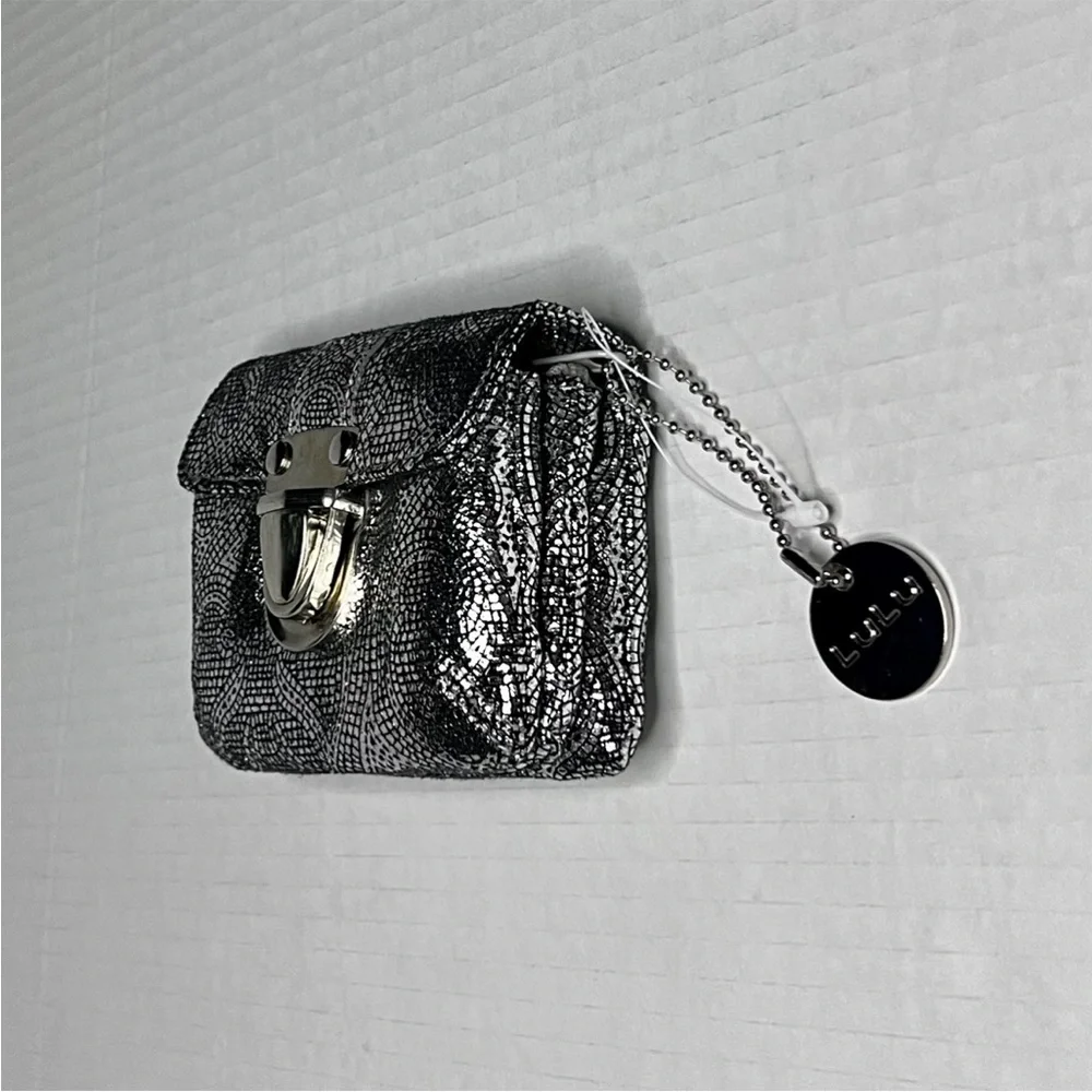 Lulu’s Metallic Wallet - Picture 9 of 13